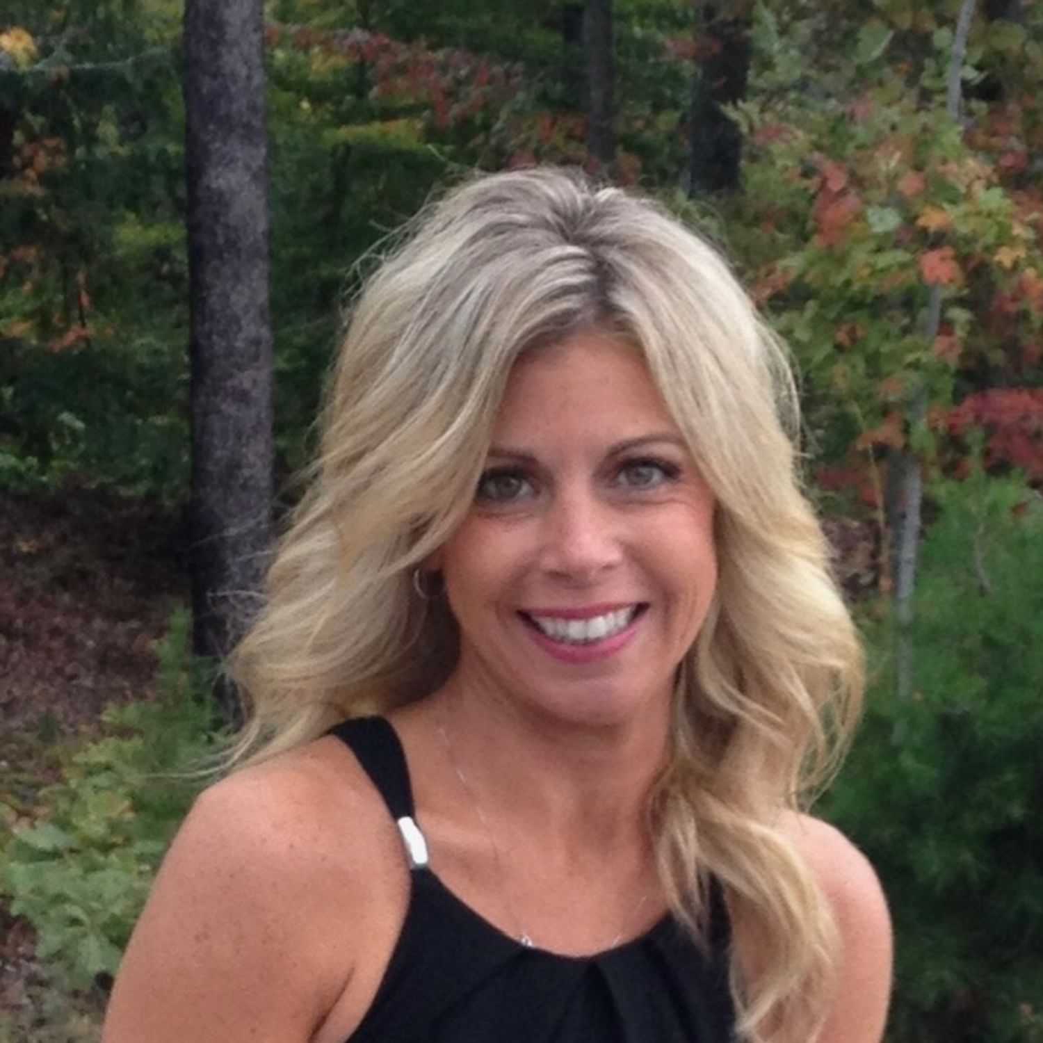 Portrait of Lori Lewis, a professional stylist at Q Salon & Spa, showcasing their expertise and style.